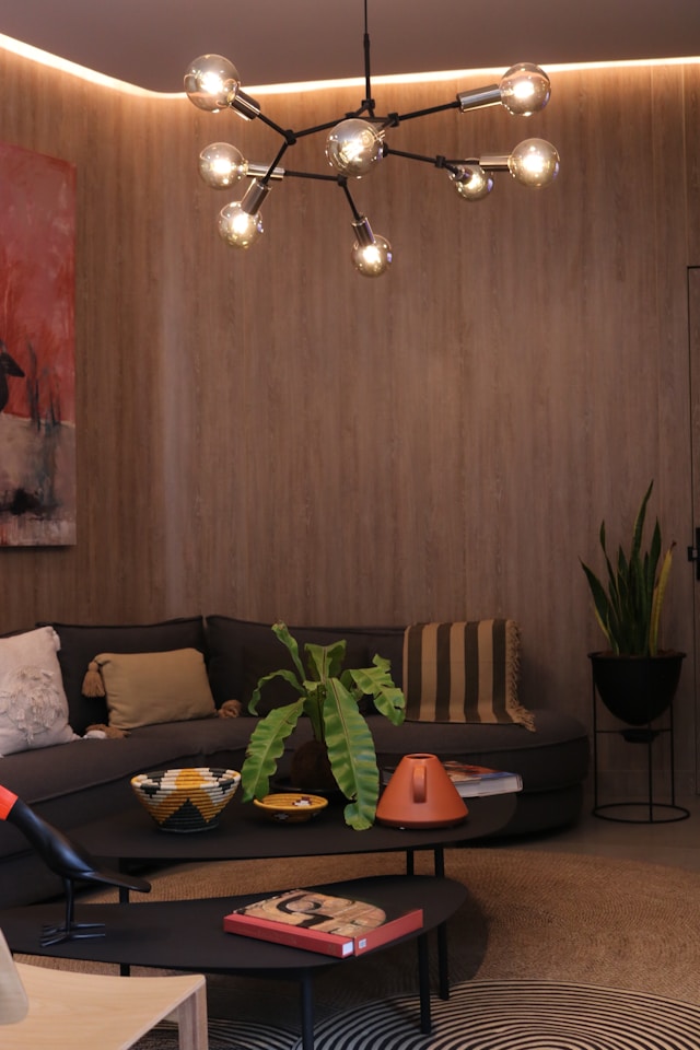 juliana-morales-ramirez-kypck3JILuY-unsplash (1) Je kent het wel: een lege muur in je woonkamer, slaapkamer of hal die je al weken, misschien zelfs maanden, aankijkt. Er hangt niets, staat niets, en dat voelt... saai. Maar juist die muur biedt gigantisch veel potentie. Zie het als een blanco canvas waarop jij jouw persoonlijkheid, stijl en smaak kunt projecteren. Hoe? Door creatief om te gaan met materialen, kleuren en objecten. En ik neem je mee in mijn favoriete manieren om van die muur een echte eyecatcher te maken. Textuur en kleur, meer dan alleen verf Voordat je direct denkt aan schilderijen of posters: laten we het hebben over de basis. Denk eens aan een muur met kalkverf of een grovere stuc. Die geeft meteen een warme, unieke uitstraling. Of wat dacht je van een lambrisering in een contrasterende kleur? Zelfs met behang kun je tegenwoordig veel meer dan vroeger: botanische prints, geometrische patronen of zelfs fotobehang dat een uitzicht simuleert. Hiermee leg je al een stevige, visuele basis. Spelen met diepte, de kracht van een wandrek Nu we de achtergrond hebben, gaan we de muur invullen. En één van mijn persoonlijke favorieten daarvoor is het wandrek. Een wandrek is namelijk niet alleen functioneel, maar ook super decoratief. Je kunt er boeken in zetten, kleine plantjes, mooie vazen of juist herinneringen inlijsten. Het leuke is: je kunt het helemaal inrichten naar het seizoen of je stemming. In de herfst zet ik er warme kaarsjes en dennenappels op, in de lente juist fris groen. Een gallery wall met karakter Een andere populaire manier om een muur te vullen is een gallery wall. Maar probeer dan niet alleen te denken in lijsten met foto’s. Wissel het af met een weefwerkje, een klein wandtapijt, een houten masker of een metalen object. Speel met vormen, groottes en texturen. Hang het niet te perfect op; juist dat speelse maakt het interessant. Planten als natuurlijke kunstwerken Als je van groen houdt, is het een goed idee om je muur te betrekken bij je urban jungle. Hang bijvoorbeeld plantenbakken aan de muur of gebruik een klimplant zoals een Scindapsus die je over haken laat groeien. In combinatie met natuurlijke materialen zoals rotan of hout geef je de ruimte een rustige, aardse sfeer. DIY jouw muur, jouw regels Ben je handig? Dan kun je ook zelf iets maken. Denk aan een houten ladder die je tegen de muur zet met lichtslingers eraan. Of oude fruitkistjes die je aan de muur schroeft als kleine kastjes. Of ga helemaal los met krijtbordverf en maak van een muur een wisselend kunstwerk of boodschappenbord. Van saai naar stijlvol Wat je stijl ook is, industrieel, Scandinavisch, boho of minimalistisch, elke lege muur heeft de potentie om een echte blikvanger te worden. Het draait allemaal om durven, experimenteren en vooral: doen. Dus kijk nog eens naar die lege muur in huis. Wat zou daar kunnen hangen, staan of groeien? Ga aan de slag en maak er iets van dat bij je past. En wie weet... komt dat wandrek precies op de juiste plek te hangen.